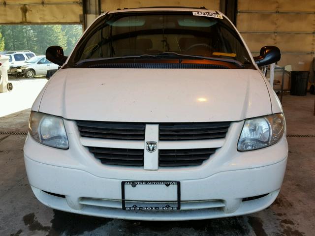 1D4GP45R35B137456 - 2005 DODGE CARAVAN SX WHITE photo 9