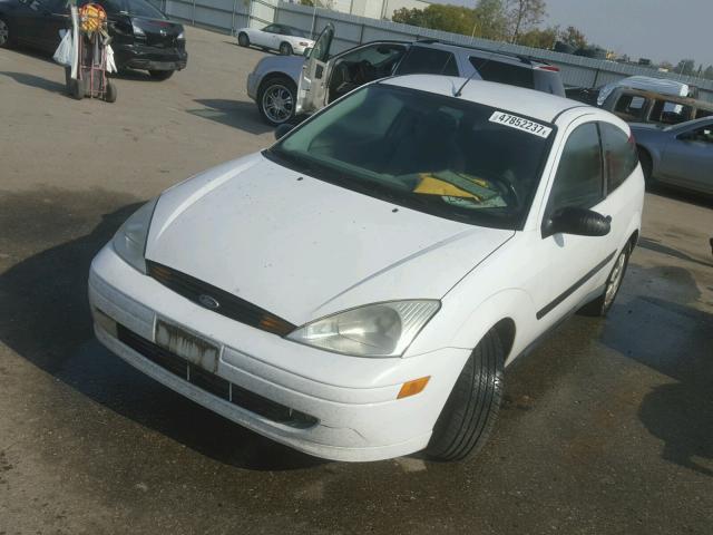 3FAFP31391R249713 - 2001 FORD FOCUS ZX3 WHITE photo 2