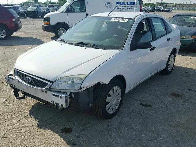 1FAFP34N25W222157 - 2005 FORD FOCUS ZX4 WHITE photo 2