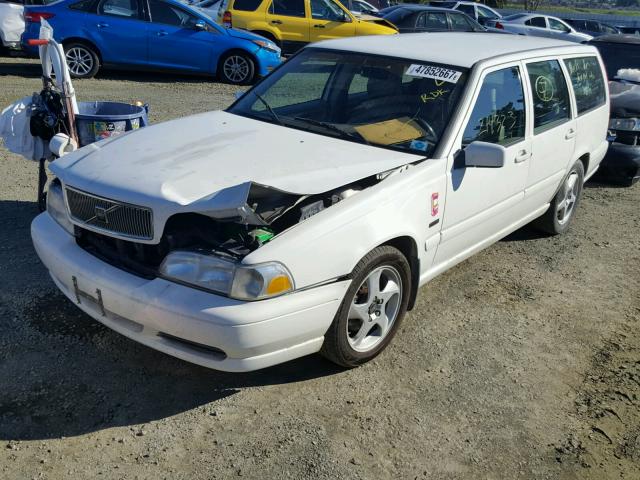 YV1LW5541W2348658 - 1998 VOLVO V70 WHITE photo 2