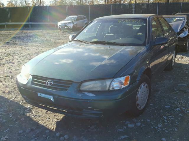 JT2BG22K1W0226757 - 1998 TOYOTA CAMRY CE GREEN photo 2