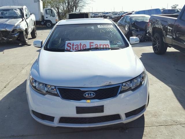 KNAFU5A21C5480498 - 2012 KIA FORTE EX WHITE photo 9