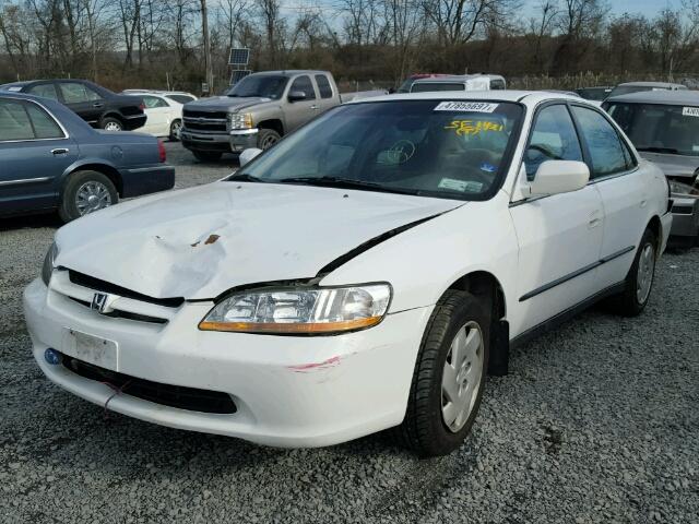 1HGCG1645XA018217 - 1999 HONDA ACCORD LX WHITE photo 2