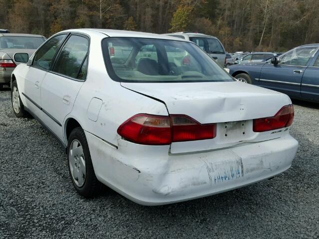 1HGCG1645XA018217 - 1999 HONDA ACCORD LX WHITE photo 3