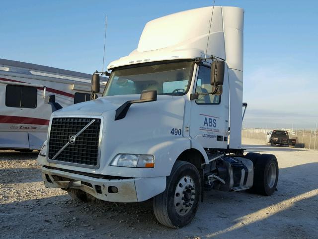 4V4M19DF0HN980656 - 2017 VOLVO VN VNM WHITE photo 2