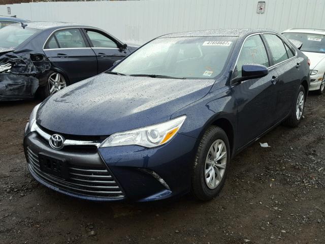4T1BF1FK6HU807001 - 2017 TOYOTA CAMRY LE ლურჯი ფოტო 2