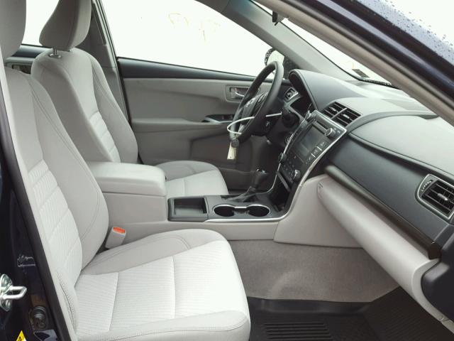 4T1BF1FK6HU807001 - 2017 TOYOTA CAMRY LE ლურჯი ფოტო 5