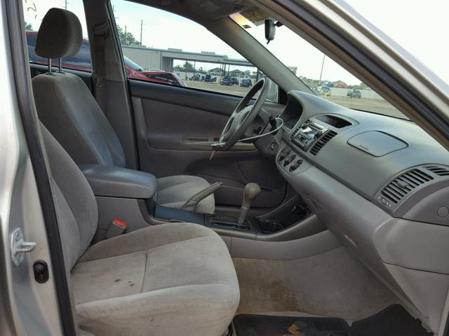 4T1BE32K74U900706 - 2004 TOYOTA CAMRY LE ვერცხლისფერი ფოტო 5
