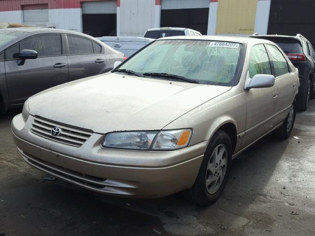 JT2BF28K5W0143715 - 1998 TOYOTA CAMRY XLE BEIGE photo 2