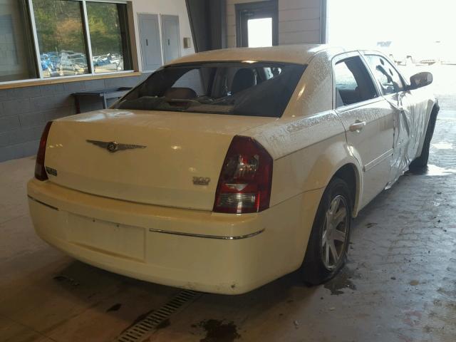 2C3JA53G15H174108 - 2005 CHRYSLER 300 TOURIN WHITE photo 4