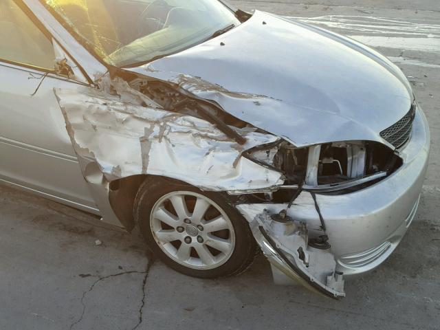 4T1BE32K42U555521 - 2002 TOYOTA CAMRY LE ვერცხლისფერი ფოტო 9