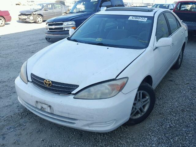 4T1BE32K22U015777 - 2002 TOYOTA CAMRY LE WHITE photo 2