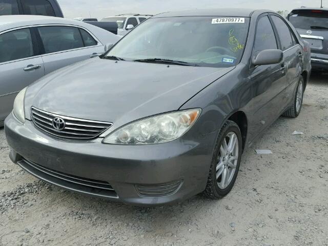 4T1BE32K95U512409 - 2005 TOYOTA CAMRY LE GRAY photo 2