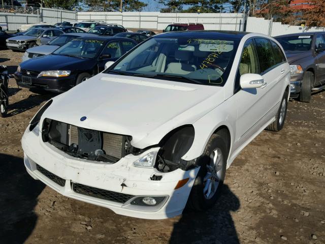 4JGCB75E16A009700 - 2006 MERCEDES-BENZ R 500 WHITE photo 2