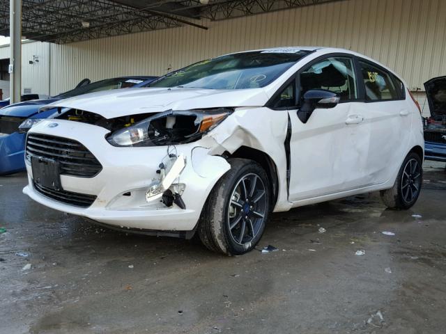 3FADP4EJ6GM206121 - 2016 FORD FIESTA SE WHITE photo 2