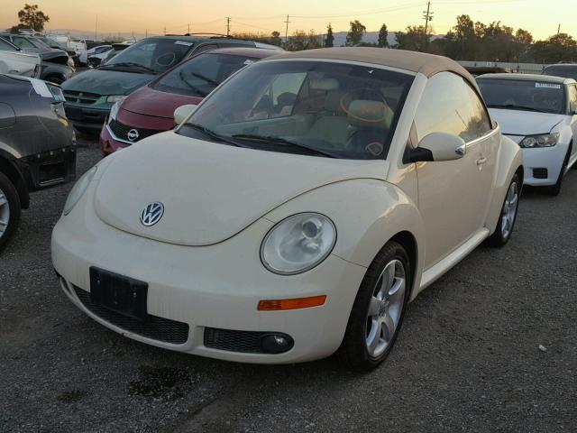 3VWSF31Y56M312105 - 2006 VOLKSWAGEN NEW BEETLE WHITE photo 2