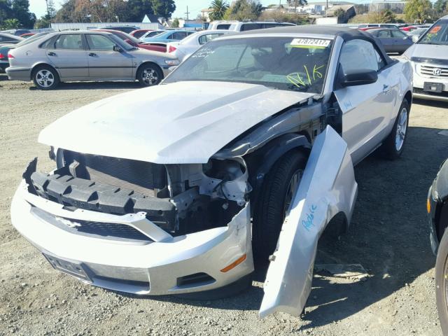 1ZVBP8EM4C5273686 - 2012 FORD MUSTANG SILVER photo 2