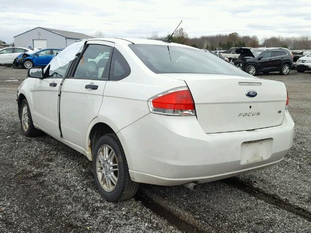 1FAHP35NX9W200565 - 2009 FORD FOCUS SE WHITE photo 3