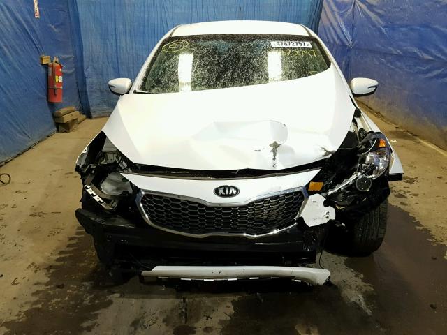 KNAFX5A83E5166530 - 2014 KIA FORTE EX WHITE photo 9