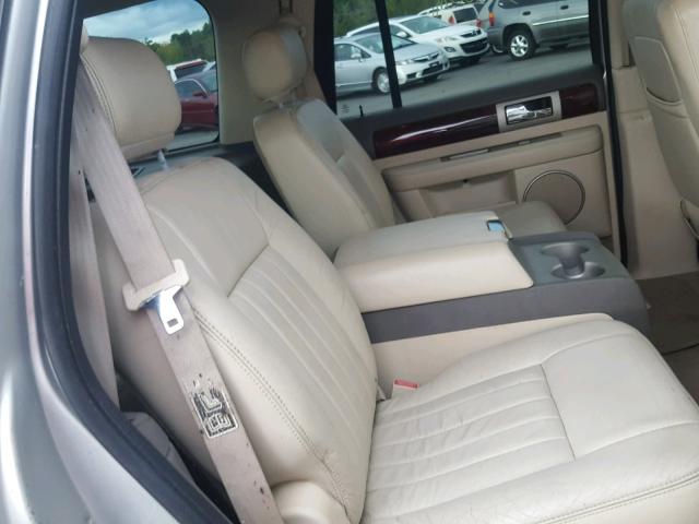 5LMFU28R94LJ06795 - 2004 LINCOLN NAVIGATOR Silber Foto 6