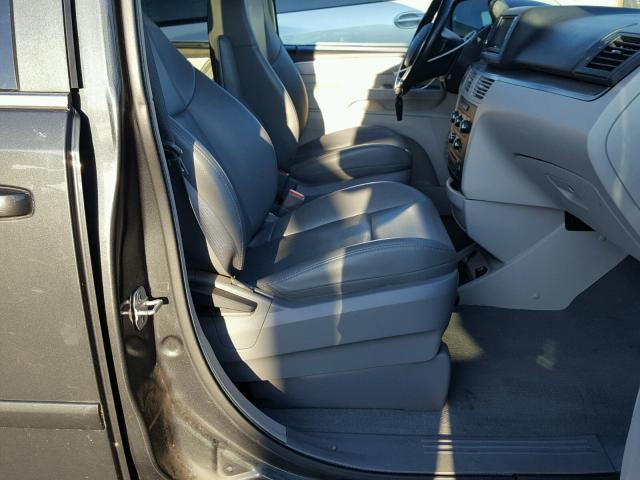 2V4RW3DG1BR659539 - 2011 VOLKSWAGEN ROUTAN SE GRAY photo 5