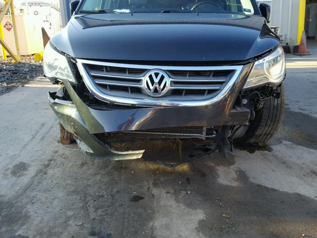 2V4RW3DG1BR659539 - 2011 VOLKSWAGEN ROUTAN SE GRAY photo 9