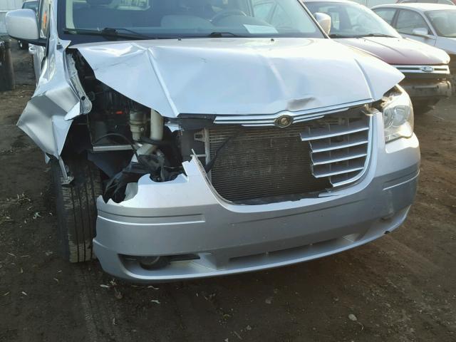 2A8HR541X9R572083 - 2009 CHRYSLER TOWN & COU SILVER photo 9