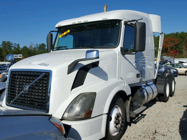 4V4NC9TH6DN563280 - 2013 VOLVO VN VNL WHITE photo 2