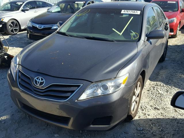 4T1BF3EK1AU102786 - 2010 TOYOTA CAMRY BASE GRAY photo 2