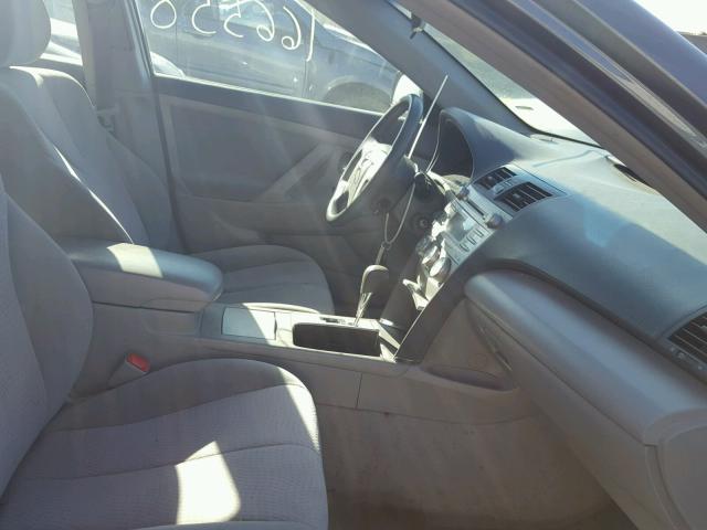 4T1BF3EK1AU102786 - 2010 TOYOTA CAMRY BASE GRAY photo 5