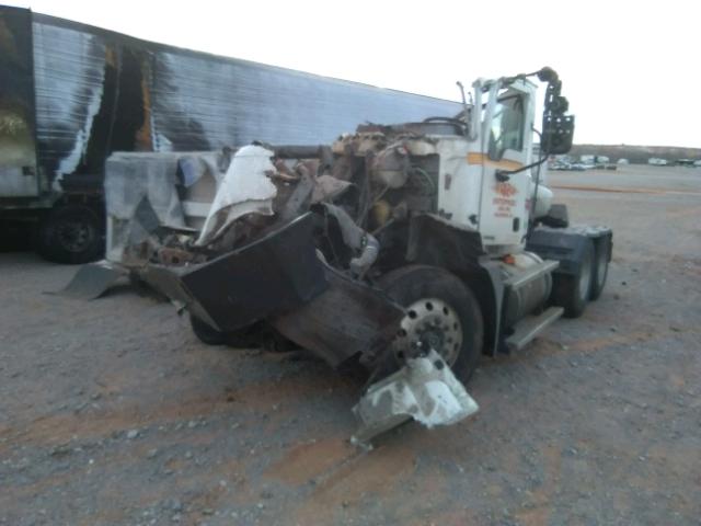 1M1AK06Y45N002825 - 2005 MACK 600 CXN600 WHITE photo 2