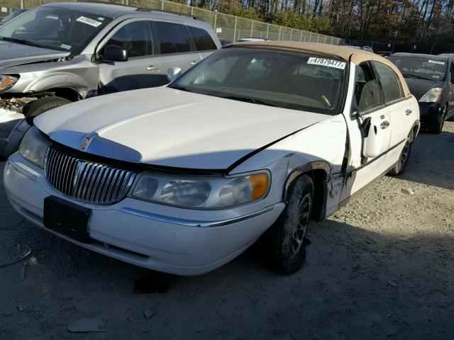 1LNHM82W9YY937882 - 2000 LINCOLN TOWN CAR S WHITE photo 2