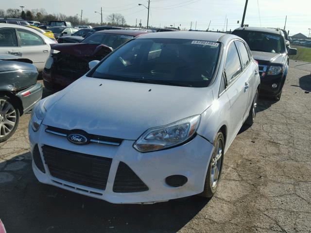 1FADP3K27DL291877 - 2013 FORD FOCUS SE WHITE photo 2