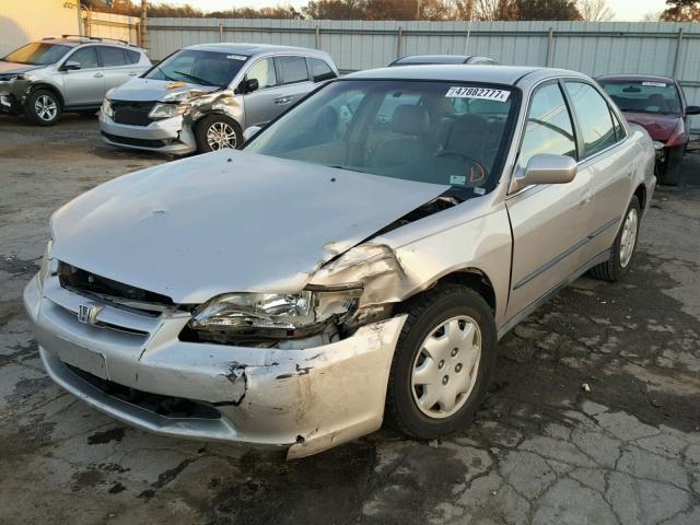 1HGCG5643WA033322 - 1998 HONDA ACCORD LX SILVER photo 2