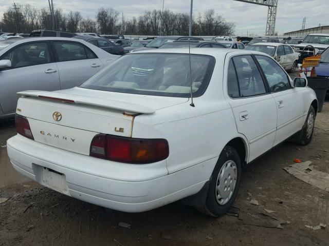 4T1BG12K5TU946757 - 1996 TOYOTA CAMRY DX WHITE photo 4