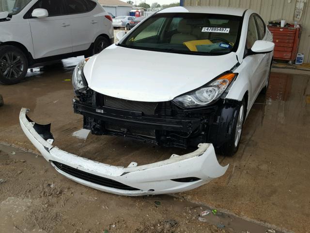 5NPDH4AE8DH270727 - 2013 HYUNDAI ELANTRA GL WHITE photo 2