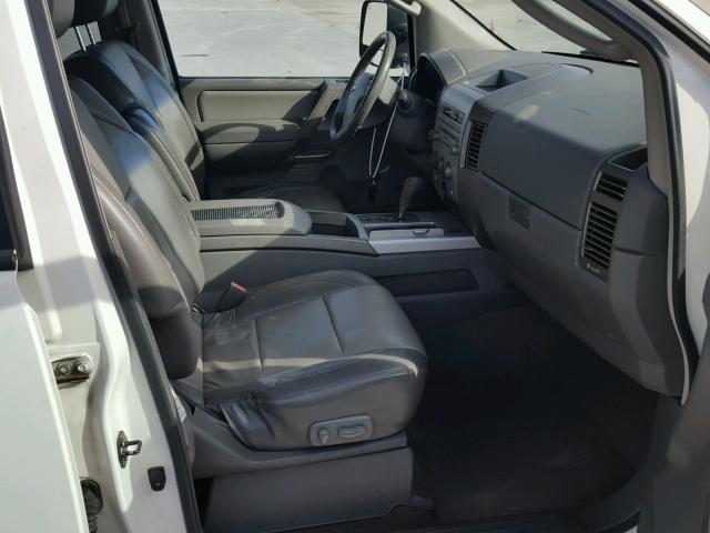 1N6BA07A05N576974 - 2005 NISSAN TITAN XE WHITE photo 5