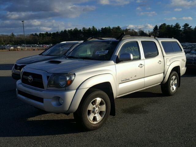 3TMLU4EN1BM069552 - 2011 TOYOTA TACOMA DOU SILVER photo 2