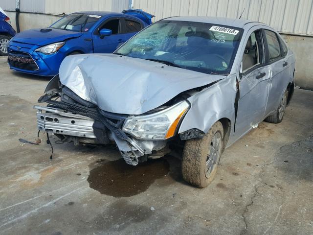 1FAHP34N58W155177 - 2008 FORD FOCUS S/SE SILVER photo 2