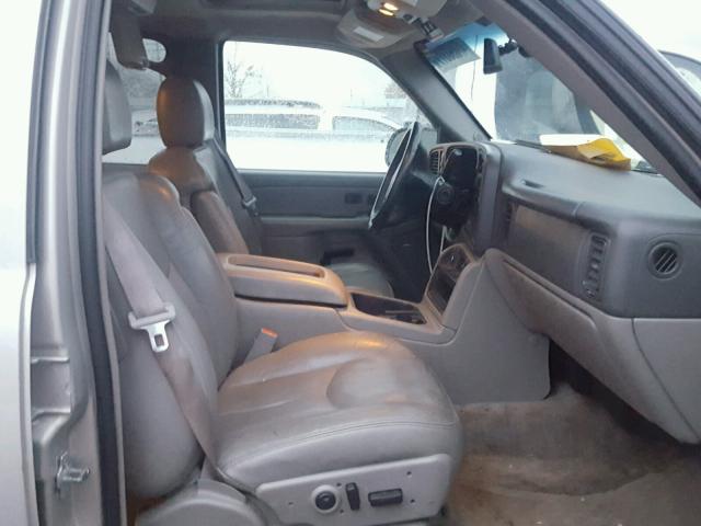 1GKEK13T84J274157 - 2004 GMC YUKON SILVER photo 5