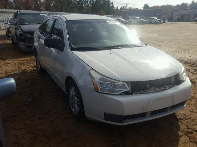 1FAHP35N89W126482 - 2009 FORD FOCUS SE WHITE photo 1