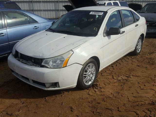 1FAHP35N89W126482 - 2009 FORD FOCUS SE WHITE photo 2