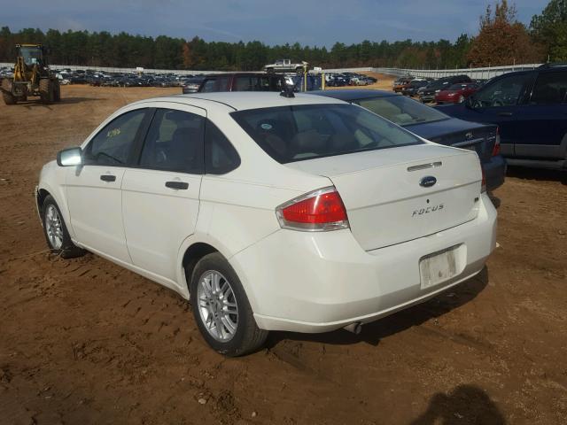 1FAHP35N89W126482 - 2009 FORD FOCUS SE WHITE photo 3