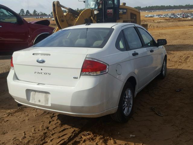 1FAHP35N89W126482 - 2009 FORD FOCUS SE WHITE photo 4