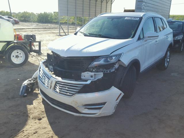 5LMCJ2C9XGUJ26815 - 2016 LINCOLN MKC SELECT WHITE photo 2