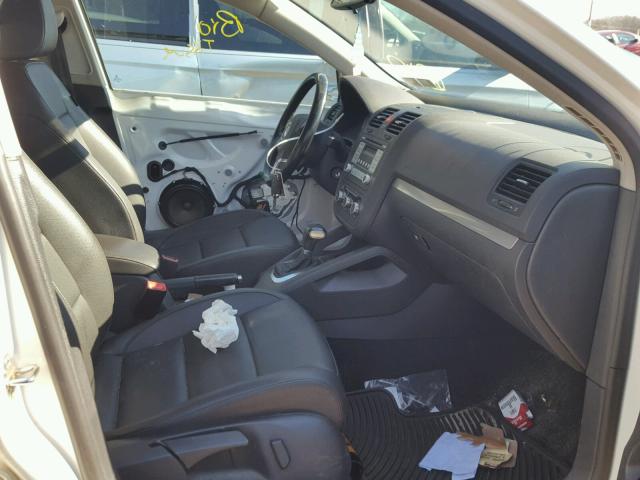 3VWRZ7AJ3AM140472 - 2010 VOLKSWAGEN JETTA SE 白色 照片 5