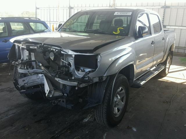 5TFLU4EN6FX113898 - 2015 TOYOTA TACOMA DOU SILVER photo 2