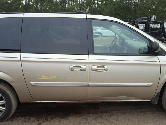 2C4GP54LX5R260933 - 2005 CHRYSLER TOWN & COU GOLD photo 10