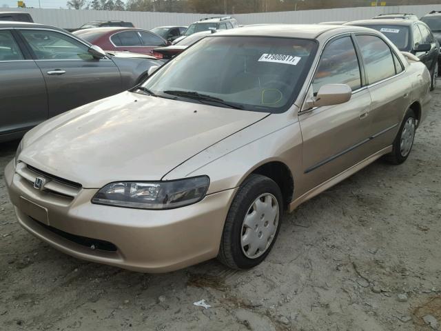 1HGCG564XYA118063 - 2000 HONDA ACCORD LX GOLD photo 2