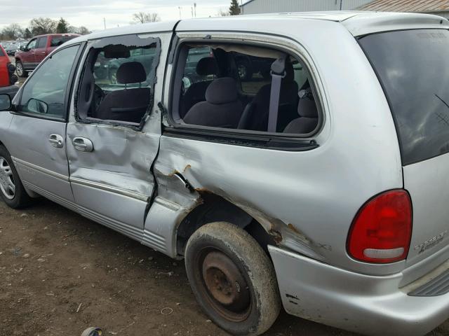 1C4GP54G5YB538742 - 2000 CHRYSLER TOWN & COU SILVER photo 9